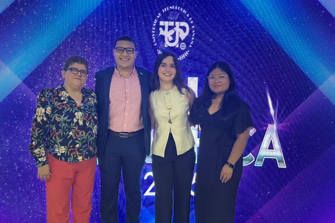 Angie Martínez, a la derecha, con su equipo y su asesora en la Gala Científica de la UTP 2025.