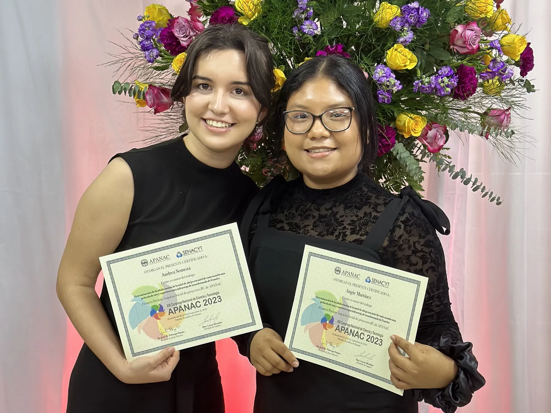 Angie Martínez, a la derecha, junto a su coautora con los certificados del primer lugar en Impacto Social del Congreso APANAC 2023.